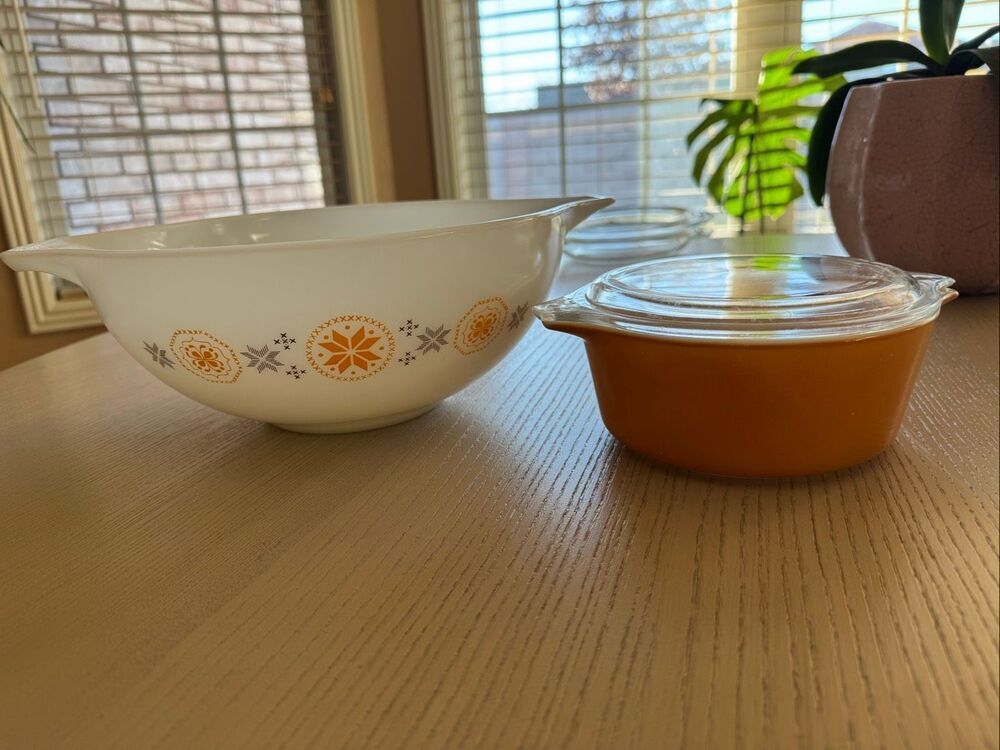 Pyrex Town & Country Cinderella bowl 444 60s Pennsylvania Dutch Old Orchard 472